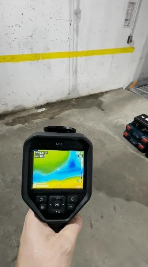 HIKMICRO M31 detekcija vlage na podu garaže