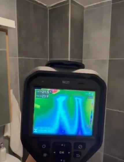 HIKMICRO M31 detekcija curenja u kupatilu