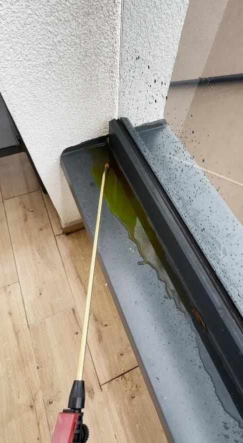 Fluorescentna boja na bazi prozora - lociranje prodora vode