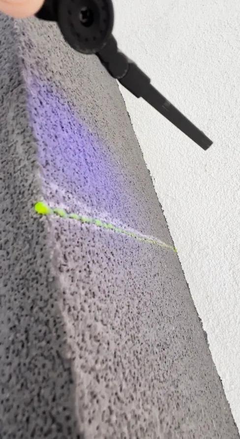 UV svetlo otkriva pukotinu na fasadi sa fluorescentnom bojom