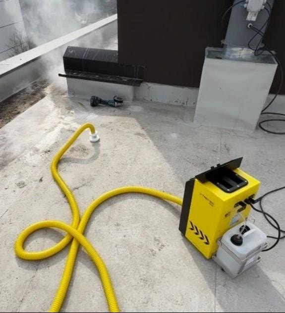 Trotec FS200 generator dima sa crevonom spojnicom na krovu