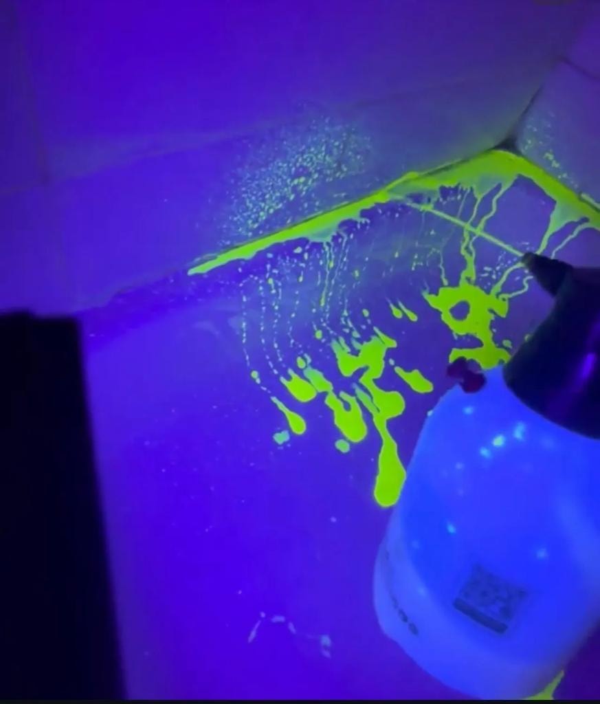 Detekcija curenja fluorescentnom bojom pod UV svetlom