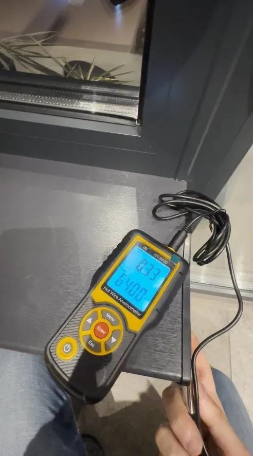 Merenje propuha anemometrom na prozoru
