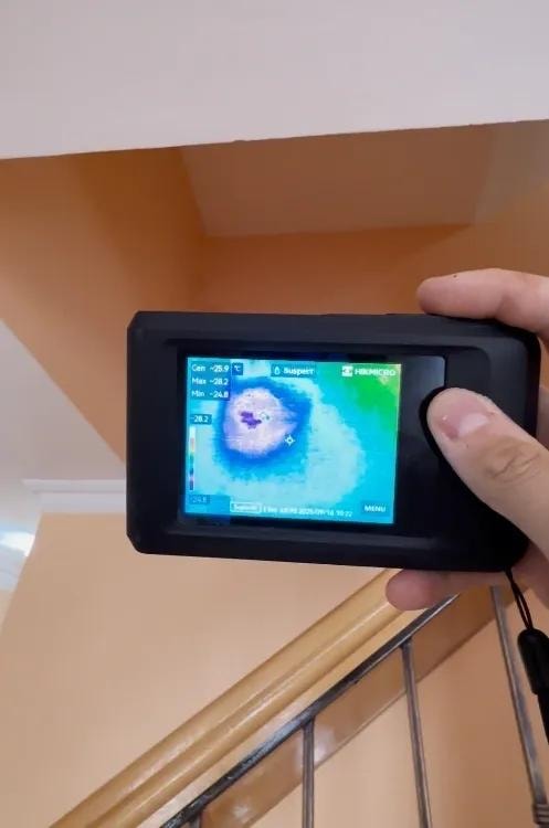 HIKMICRO Pocket termovizijsko snimanje plafona - detekcija vlage