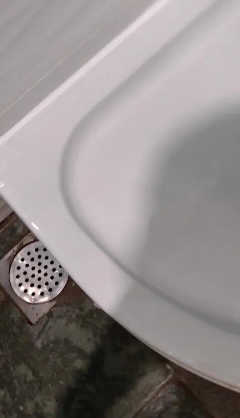 Tuš kada i pod - detalj slivnika i fugni