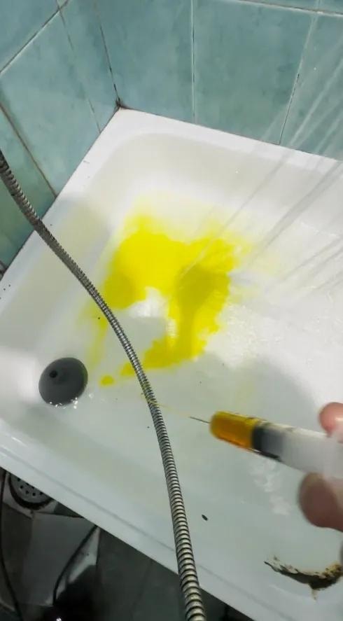 Fluorescentna boja u kadi - detekcija mesta curenja