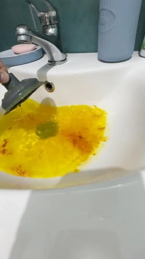 Fluorescentna boja u lavabou - provera sifona i odvodne cevi