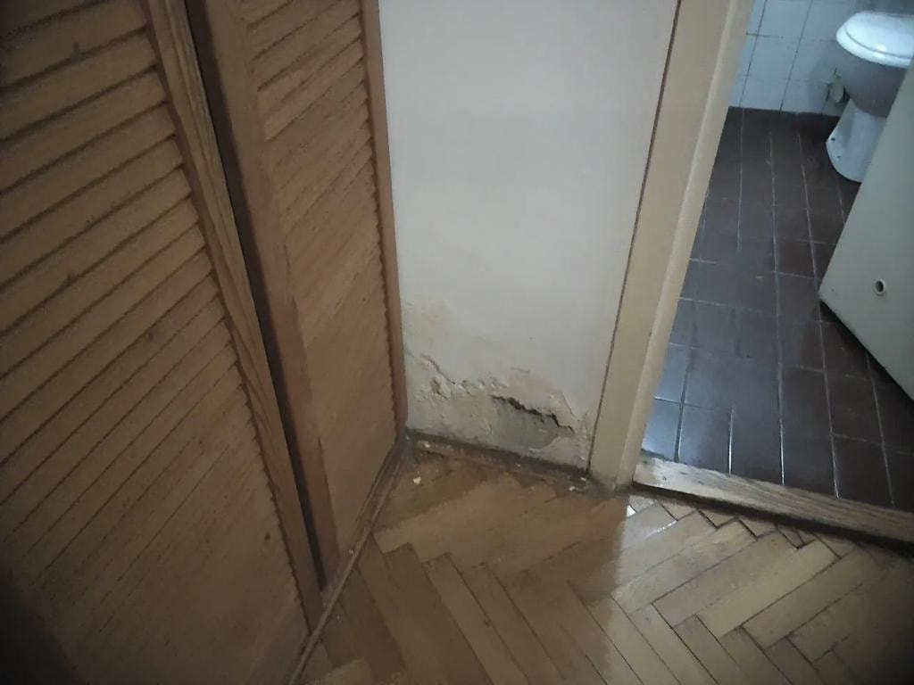 Prisustvo vlage u delu zida prema kupatilu - oštećenje maltera