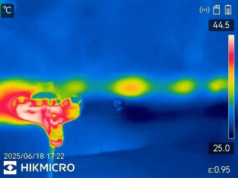 HIKMICRO termogram trase cevi tople vode u zidu - anomalija na trasi