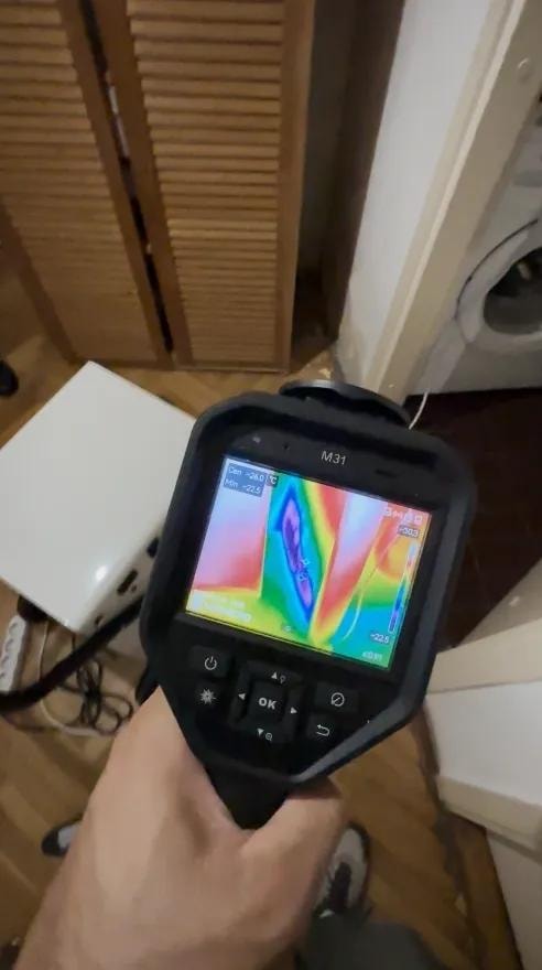 HIKMICRO M31 u ruci - termovizijsko snimanje zida iza veš mašine