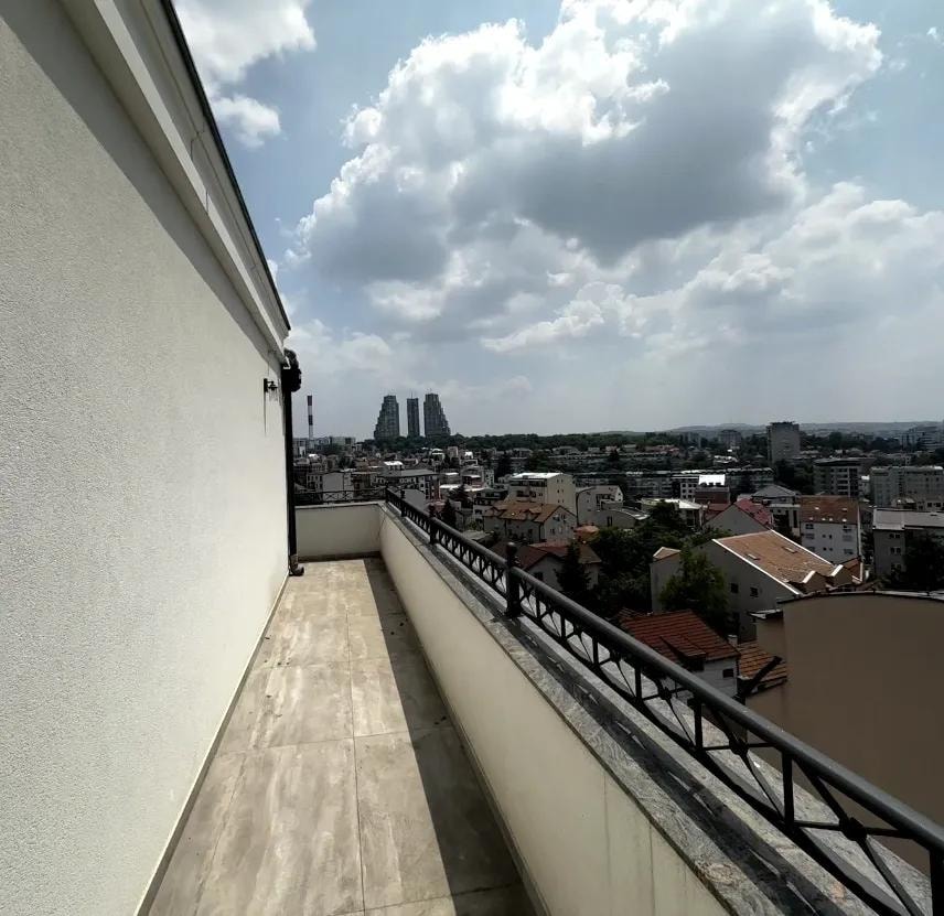 Terasa zgrade sa pogledom na grad - pregled pre ispitivanja