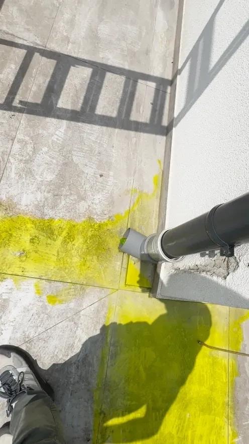 Fluorescentna boja oko odvodne cevi na terasi