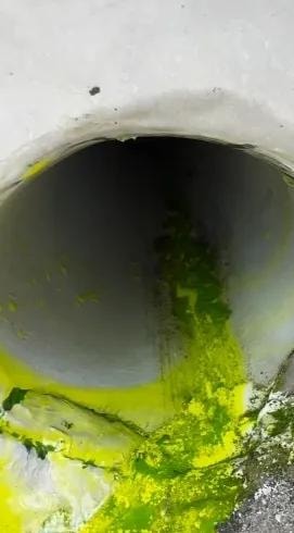 Unutrašnjost slivnika sa fluorescentnom bojom - detekcija prodora