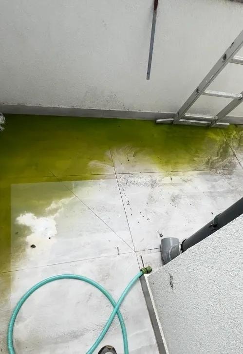 Terasa poplavljena fluorescentnom bojom - ispitivanje hidroizolacije