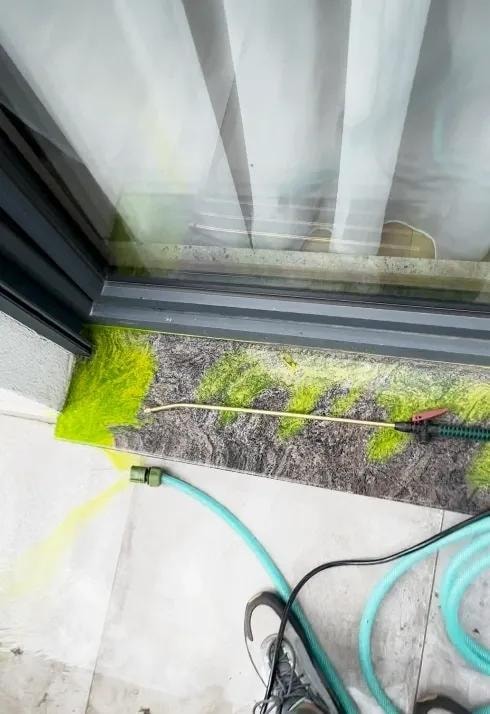 Nanošenje fluorescentne boje na prag balkonskih vrata