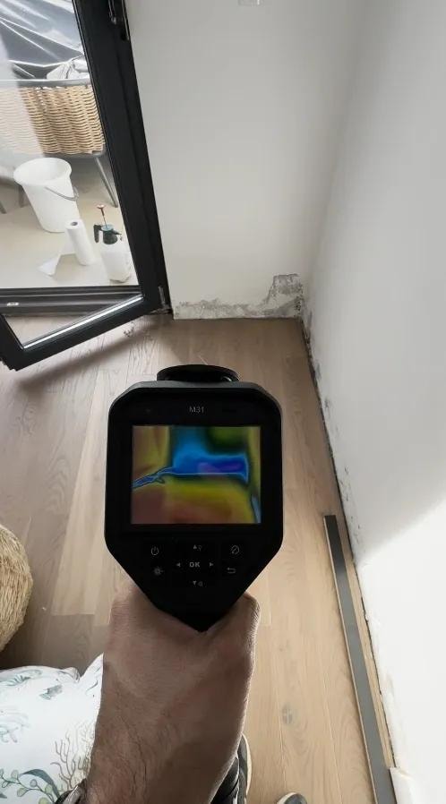 HIKMICRO M31 termovizijsko snimanje ugla poda uz stolariju