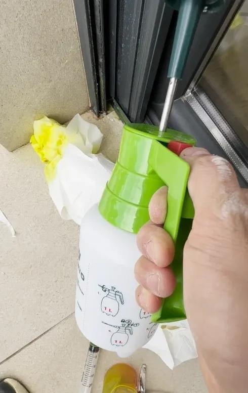 Nanošenje fluorescentne boje prskalicama na spoj stolarije i poda
