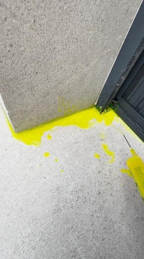 Fluorescentna boja na bazi stolarije - detekcija prodora vode